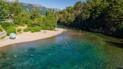 El pueblito de la Patagonia con playas de aguas esmeraldas para el verano