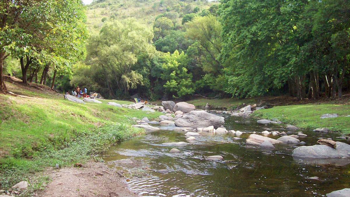 Vacaciones 2025: conocé el paraíso serrano de Córdoba con cascadas y balnearios para conocer en el verano.