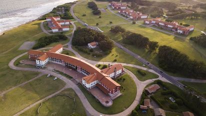 Chapadmalal atraviesa su momento más crítico: hoteles cerrados, trabajadores en conflicto y un futuro incierto para el turismo social.