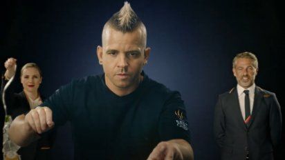 El chef Dabiz Muñoz, ganador de tres Estrellas Michelin, en el video de seguridad de Iberia.