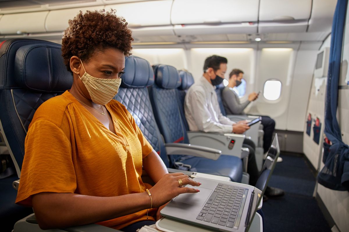 La obligatoriedad de volar con mascarillas es cuestión de debate entre los especialistas en viajes de negocios.