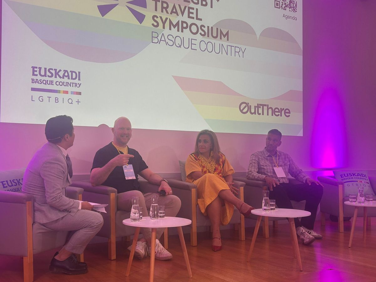 Judith Guerra (centro), presidenta de Consolid, durante su participación en el panel del LGBTQ+ Travel Symposium en el País Vasco, junto a líderes de opinión del turismo inclusivo internacional.
