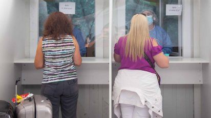 El test Covid de saliva al arribo en Ezeiza tiene un costo de $ 2.500 y se paga online en el caso de los turistas internacionales.