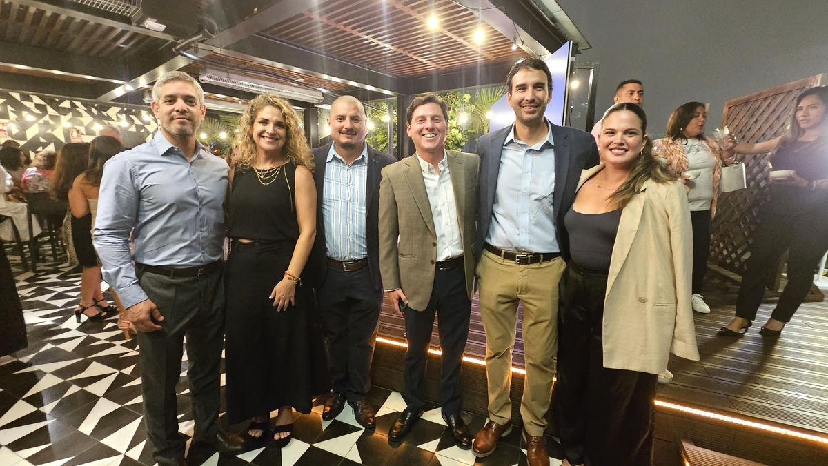 Carlos Ruiz, Pamela Covarrubias y Franco Chaparro junto con las agencias invitadas al evento.