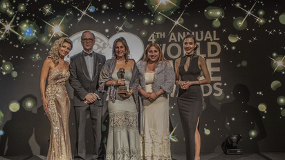 Responsables turísticos de Perú recogen el premio de Iquitos a Mejor destino MICE de LATAM.