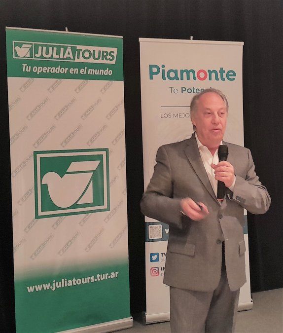 Héctor Messuti durante su disertación en el evento de Organizaicón Piamonte y Juliá Tours.