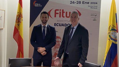 El ministro de Turismo de Ecuador, Niels Olsen, y el presidente ejecutivo de IFEMA, José Vicente de los Mozos.