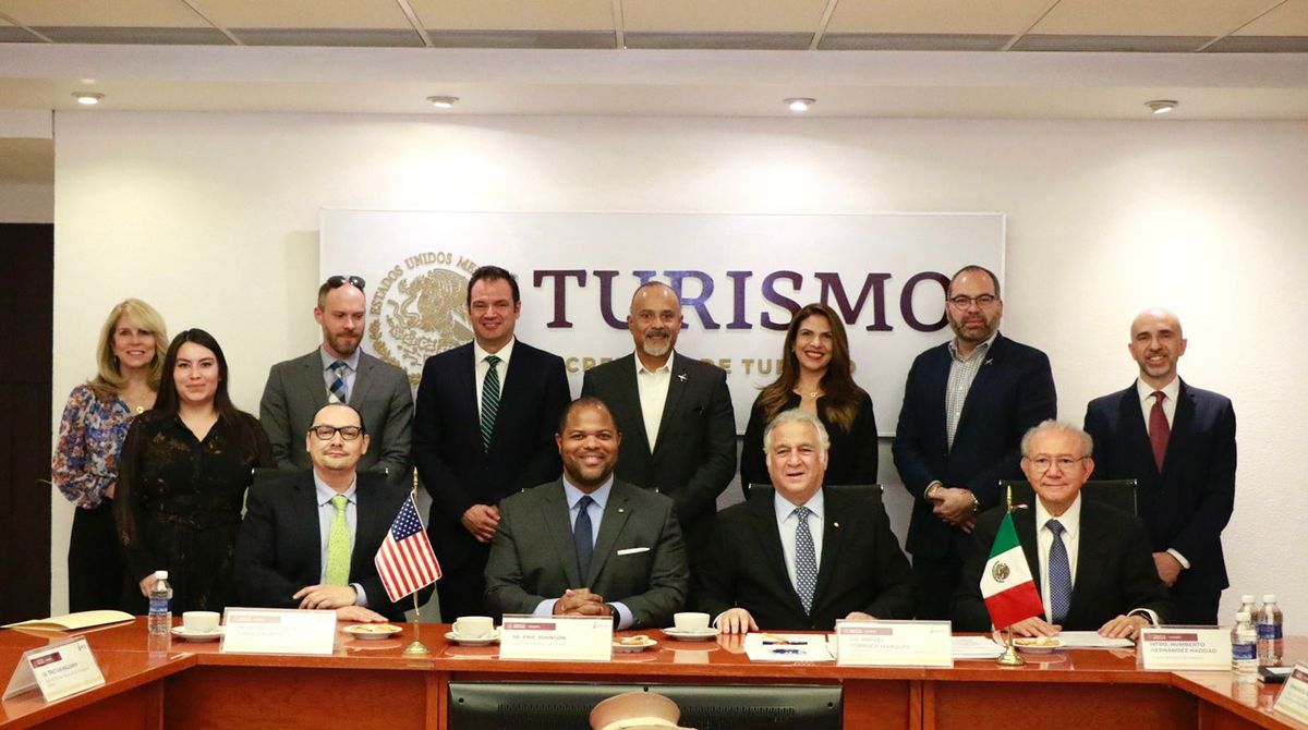 El secretario de Turismo del Gobierno de México, Miguel Torruco Marqués; y el alcalde de Dallas, Eric Johnson; sostuvieron una reunión en la que acordaron acciones de colaboración conjunta para impulsar los vuelos entre ambos destinos. En la reunión estuvieron presentes el cónsul general de México en Dallas, Francisco de la Torre Galindo; Humberto Hernández-Haddad, subsecretario de Turismo; Emmanuel Rey, director general de Promoción y Asuntos Internacionales de Sectur; Tristan Hallman, jefe de Oficina del Alcalde; Selene Mendoza Pedroza, directora de Diplomacia Pública de SRE; José Zapata Cantú, vicepresidente de Ventas México de Aeroméxico; Yuri Salinas, director de Relaciones Institucionales de Viva Aerobus; Walfred Castro, director de Comunicación Corporativa de Viva Aerobus; y Neiyarit López, gerente de Desarrollo de Mercados México-Estados Unidos de Volaris.