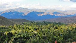 altText(El pueblito de Mendoza que esconde arroyos cristalinos y un bosque de álamos)}