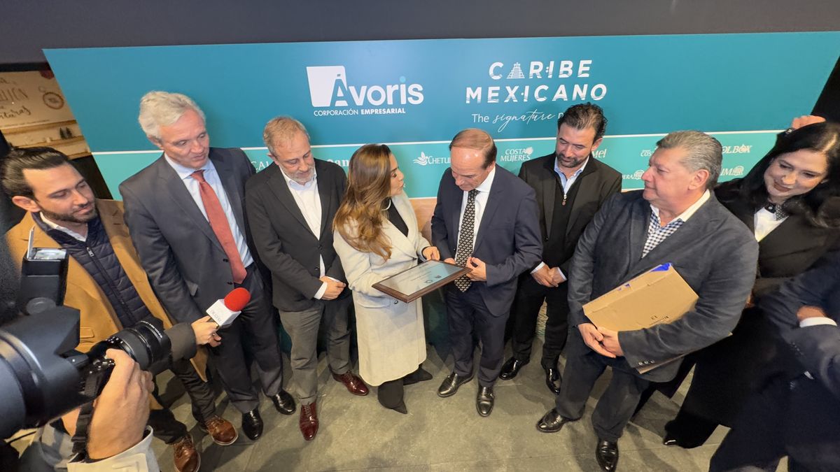 Recibimiento de Ávoris de una placa de agradecimiento de Quintana Roo tras la firma del acuerdo.
