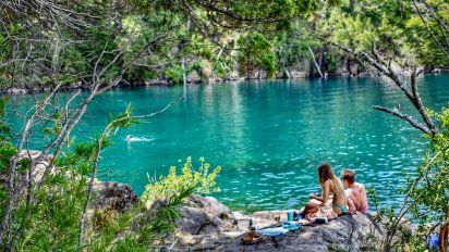 Descubrí las 5 mejores playas de la Patagonia para descansar en el verano 2025.