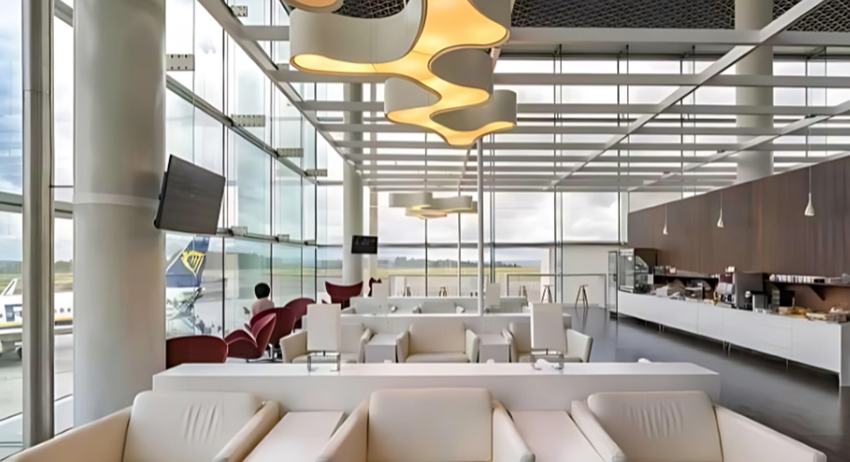 Sala VIP Santiago del Aeropuerto de Santiago de Compostela (SCQ), operado por la empresa de tecnología Dragonpass.