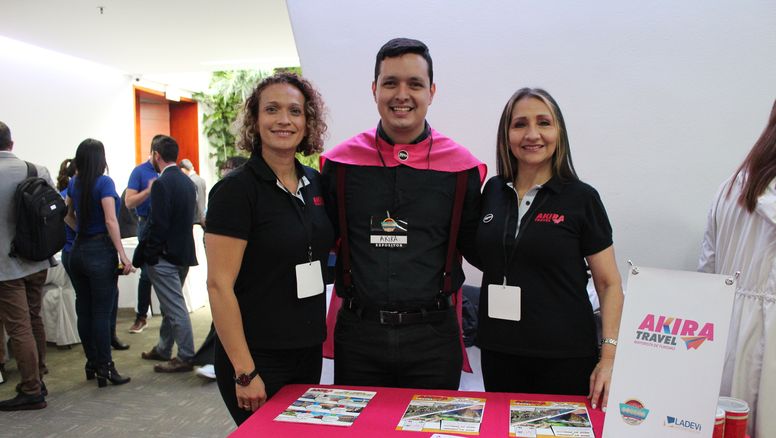 Sandra Ramírez, ejecutiva de cuenta de Akira Travel; Sebastián Gongora, director Comercial de Akira Travel; Nubia Acero, asesor de Ventas.