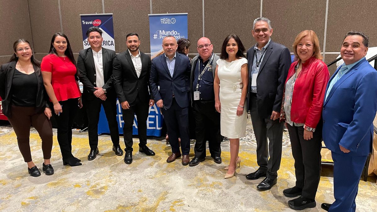 Mauricio Arredondo de Copa Airlines junto a representantes de destinos y operadoras mayoristas.