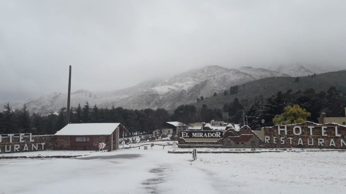 La nieve cubrió los paisajes de Sierra de la Ventana en un mágico espectáculo natural. La nieve cubrió los paisajes de Sierra de la Ventana en un mágico espectáculo natural.