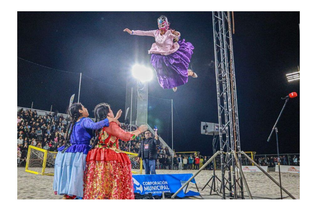 Iquique: Cholitas Luchadoras convocó a 4 mil personas en Cavancha.