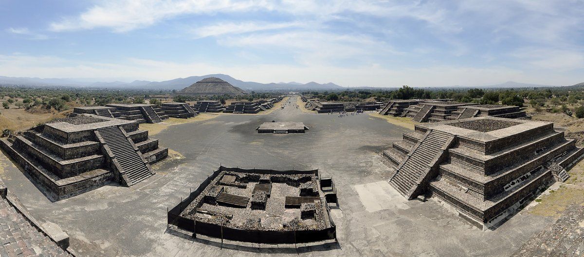 En México DF se esconde el pueblo de San Juan de Teotihuacán que con sus monumentos y pirámides propone un desafío inolvidable: el ascenso a la Pirámide del Sol.