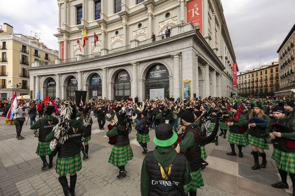 El desfile de San Patricio frente al Teatro Real de Madrid.