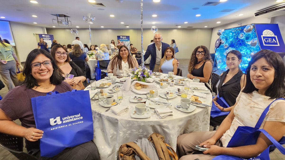 Mat&iacute;as Duek junto a los agentes de viajes.