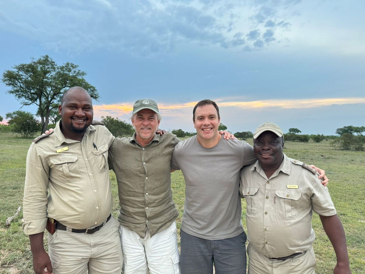 El CEO de Pacific Reps, Richard Watkinson, junto a Raimundo Achondo (Mundo Tour); y los guías de la reserva Sabi Sabi.