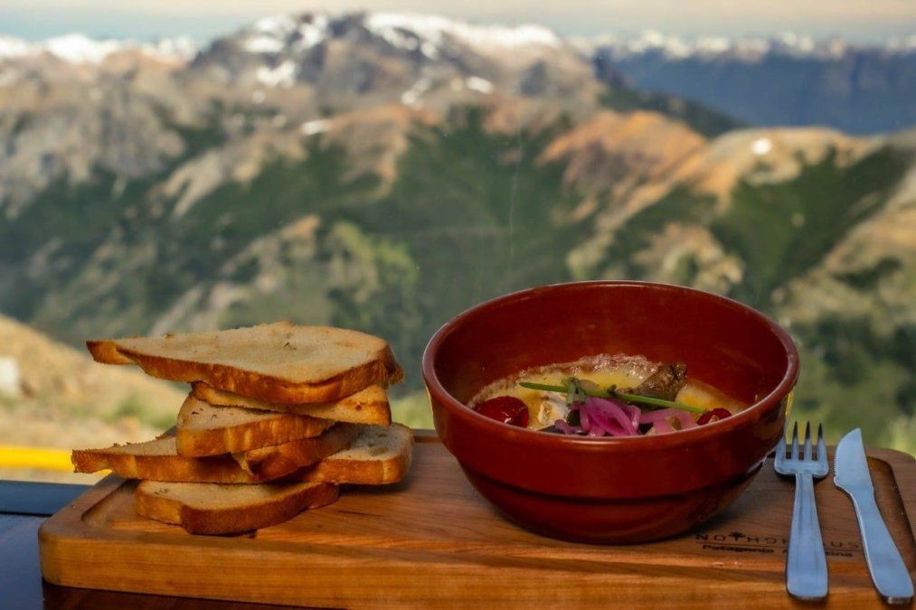 Vacaciones en Patagonia: en los refugios del Cerro Catedral de Bariloche de puede degustar lo mejor de la gastronomía regional.