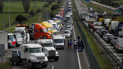 Aunque este domingo el Gobierno llegó a un acuerdo con la CNTC y FedeQuinta, el paro de camioneros sigue activo en algunas zonas del país.