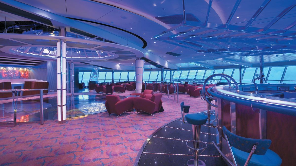 Noches vibrantes con música, luces y vista al mar en el exclusivo Vortex del Serenade of the Seas.
