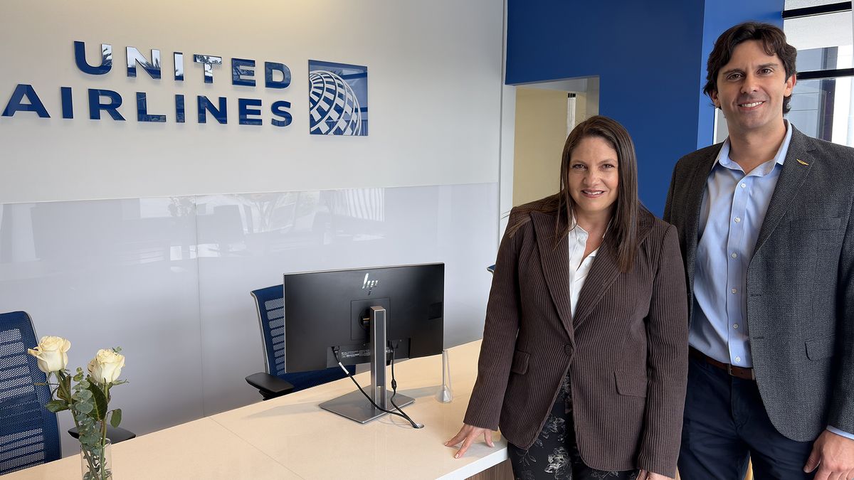 Bettina Carvajal, gerente United Airlines Ecuador, y Ary Dicran Murekian, senior manager para las Oficinas de Boletos de United en Latinoamérica.&nbsp;