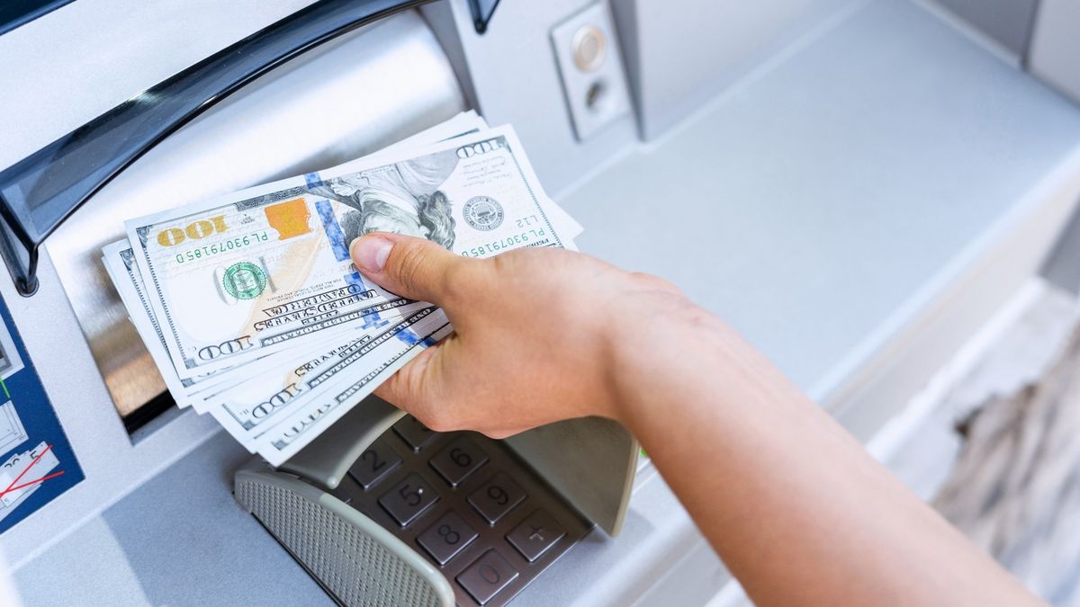 Sin límite para retirar dólares en el exterior, pero con comisiones e intereses que pueden encarecer fuerte el viaje.