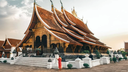 Luang Prabang ofrece una mezcla de historia y belleza natural que debes conocer en Asia.