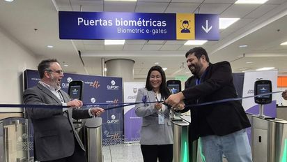 Ramón Miró, presidente de Quiport, y Gabriela Pogo, subsecretaria de Migración, participaron en la inauguración del nuevo sistema de e-gates en el Aeropuerto Internacional Mariscal Sucre.