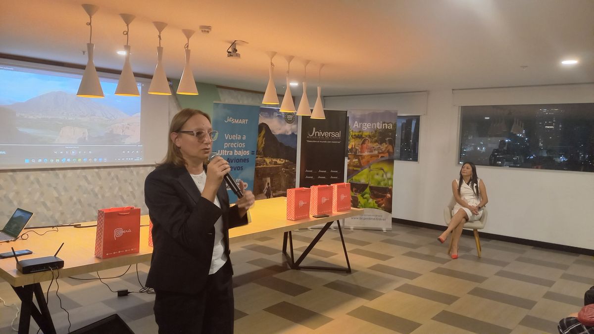 Alejandra E. Di Vico, ministra de la Embajada de Argentina en Ecuador, durante evento de Universal de Viajes.