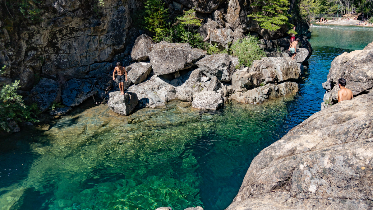 El Bolsón fascina a los viajeros con sus piletas naturales.