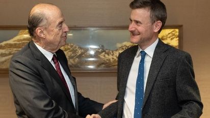 Álvaro Leyva, ministro de Relaciones Exteriores de Colombia y George Hodgson, embajador de Reino Unido en Colombia.