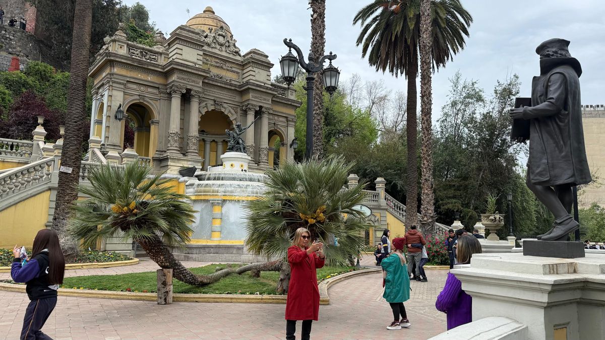 El Cerro Santa Lucía es uno de los tres principales puntos turísticos del circuito histórico de Santiago. El Cerro Santa Lucía es uno de los tres principales puntos turísticos del circuito histórico de Santiago.