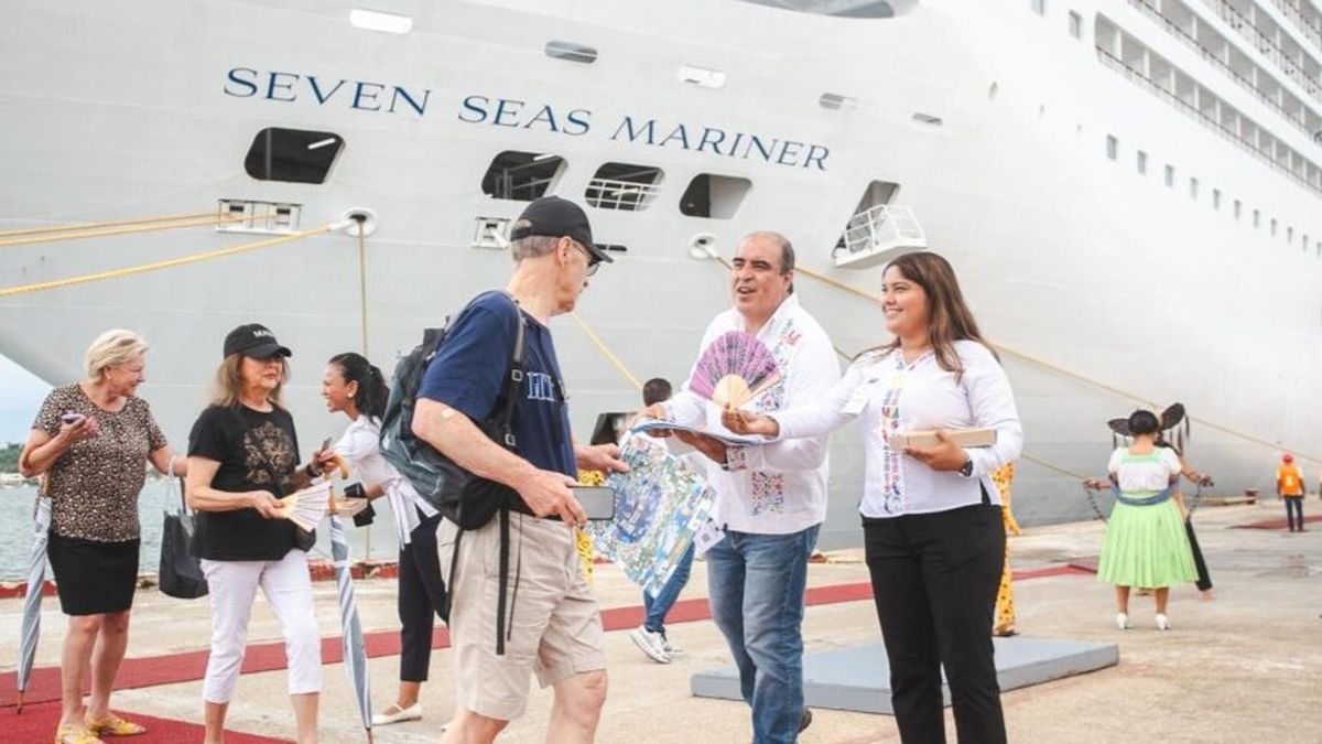Acapulco celebró la llegada del octavo crucero de los 16 que llegarán al puerto en el año.