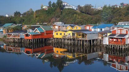 Castro ofrece la postal típica de Chiloé con los palafitos a orillas del mar.&nbsp;