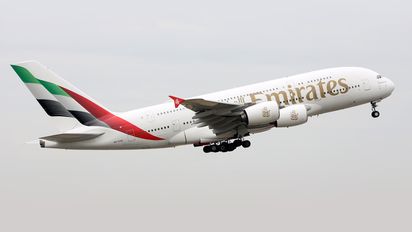Viajar en un avión de Emirates Airlines garantiza una experiencia de lujo y tecnología de vanguardia.