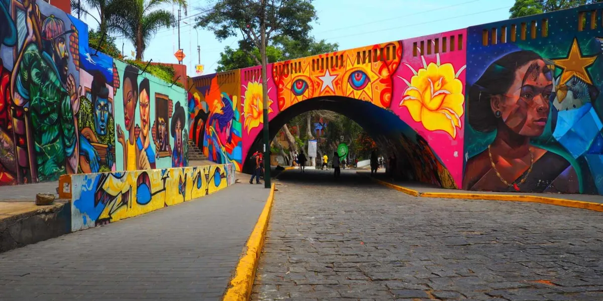 Barranco es el distrito más bohemio y artístico de Lima, con murales, bares, restaurantes y calles ideales para recorrer a pie.