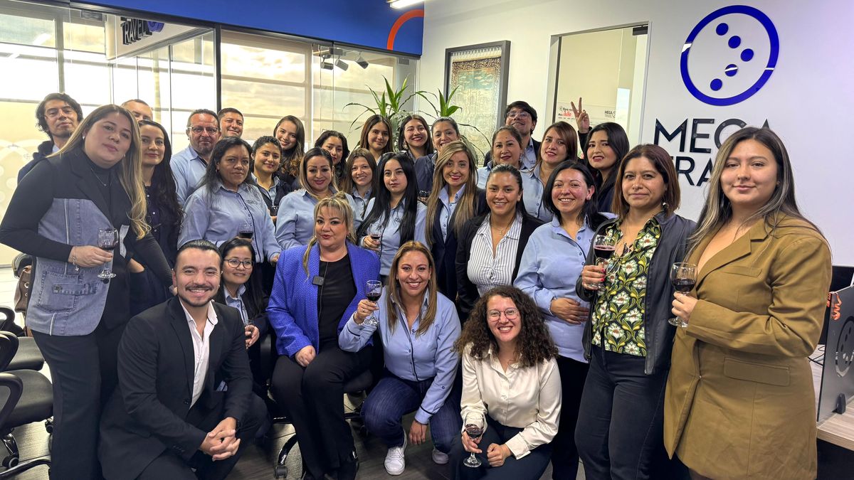 Katya Mendizábal, gerente general de Mega Travel en Colombia y su equipo.