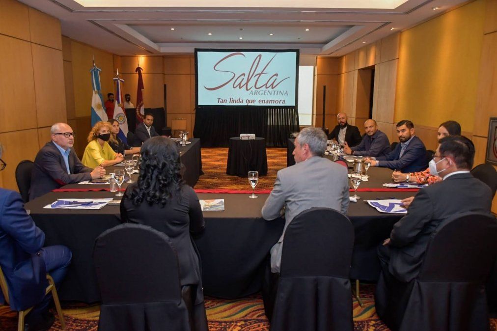 El Gobierno de Salta gestiona para reactivar la ruta aérea con Paraguay. Funcionarios y empresarios urgidos por el regreso del turismo internacional.