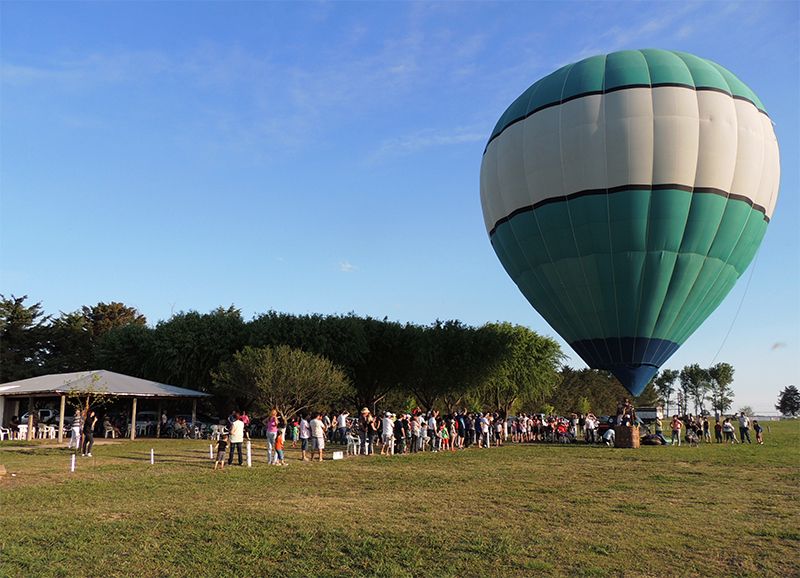 En Los Cardales se puede experimentar vuelos de bautismo, romántico o corporativos.