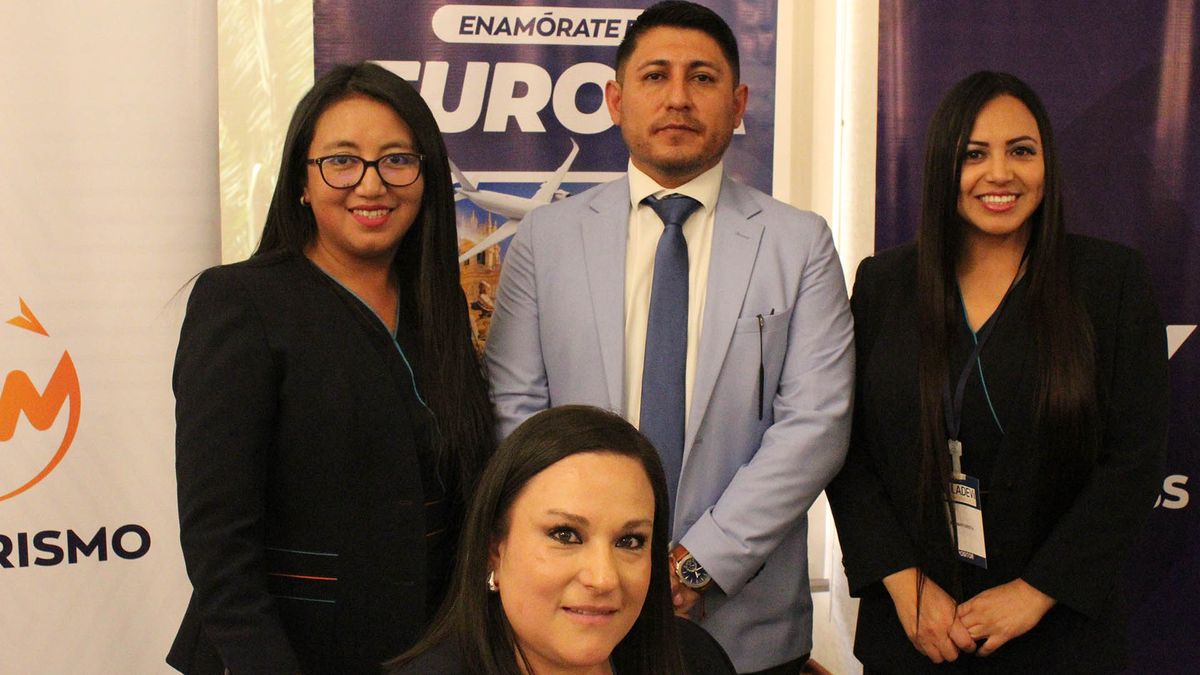Equipo de MW Turismo, encabezado por su presidente Wilmer Constante, en el Ladevi Workshop en Quito.