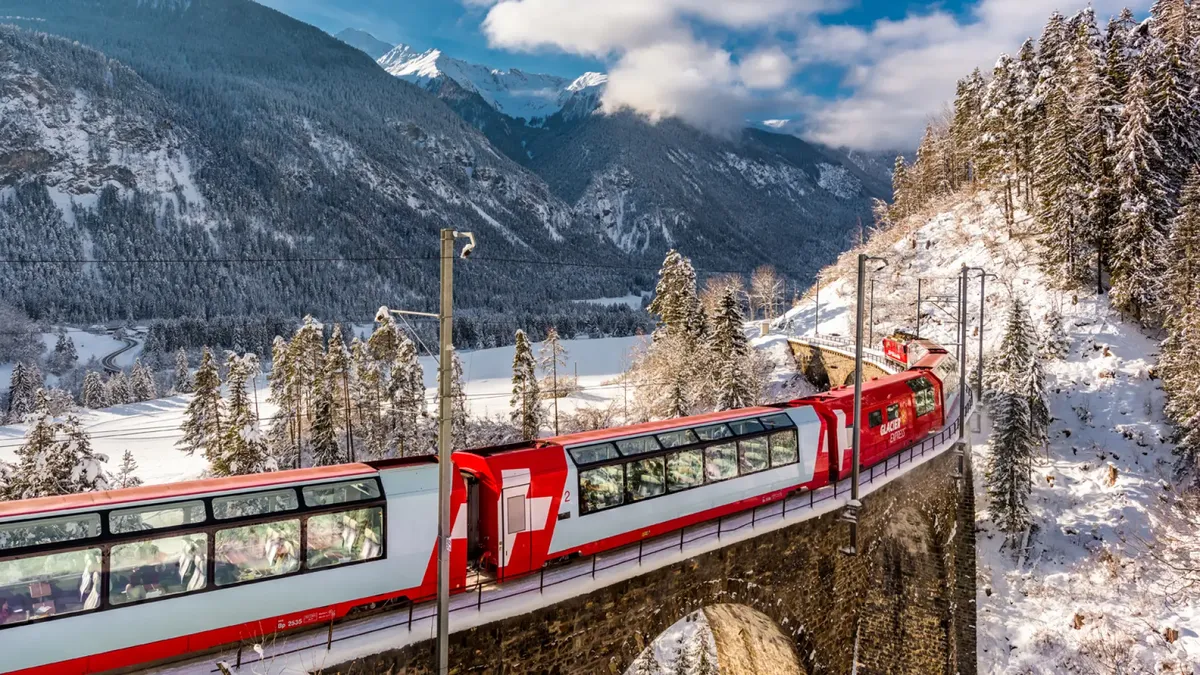 La experiencia panorámica del Glacier Express, conocido como “el expreso más lento del mundo”, recorre la cordillera de los Alpes.