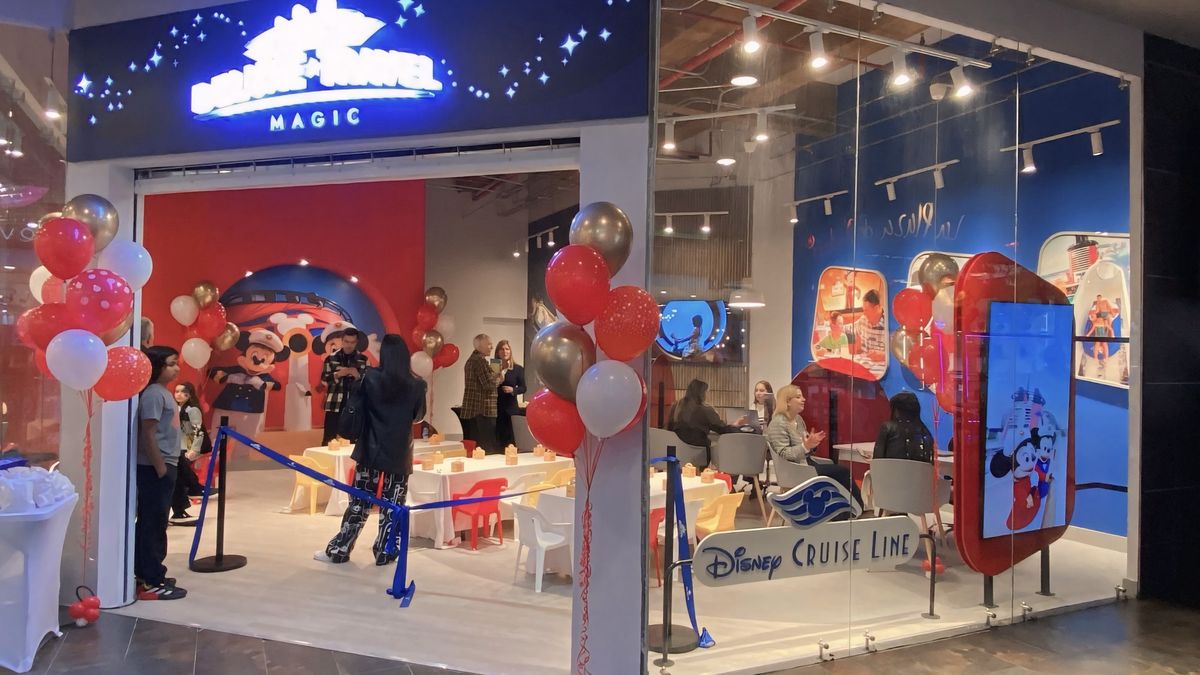 Inauguración de la tienda Disney Cruise Line y Deluxe Travel en Bogotá.