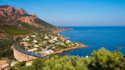 Existen tres rutas principales: París-Barcelona, Marsella-Madrid y Lyon-Barcelona, que a su vez abarcan una gran cantidad de estaciones entre ambos países. Tienen una frecuencia de hasta dos trenes por día, por ejemplo entre Paris y Barcelona.