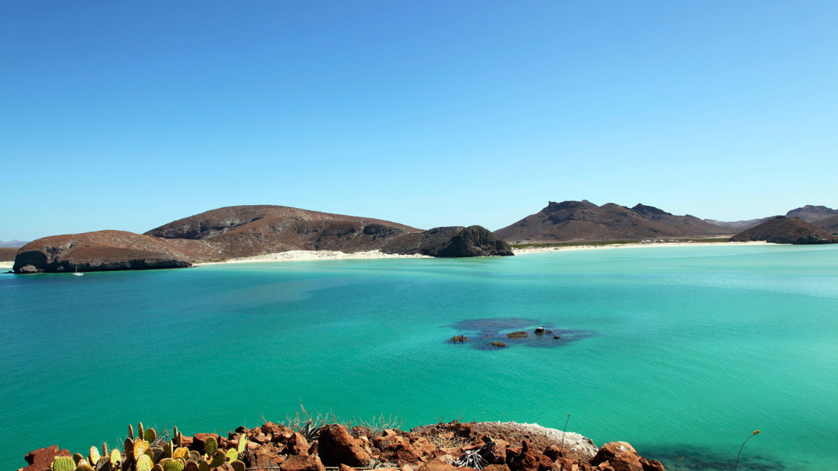 Esta Semana Santa descubre los mágicos colores de estas hermosas playas en México.