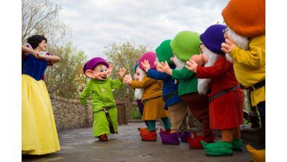 Los personajes de Blancanieves se pasean por los parques entre los visitantes.