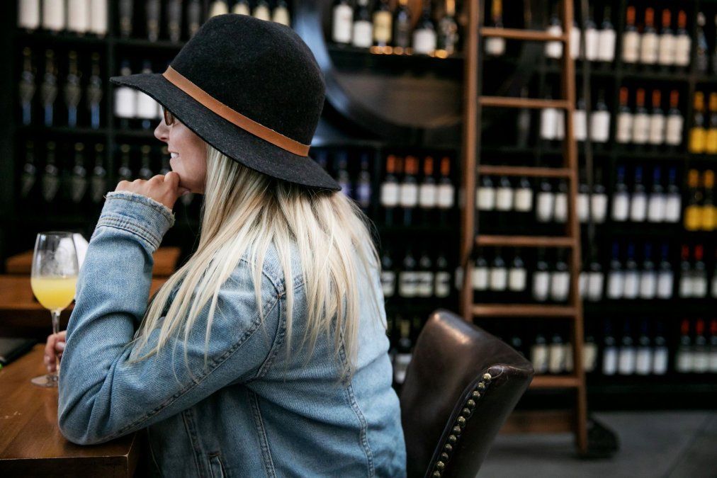 Los pasajeros que pasen por el Aeropuerto de DFW también podrán experimentar el sabor de la hospitalidad texana durante su escala a través de la amplia variedad de tiendas y restaurantes en DFW.