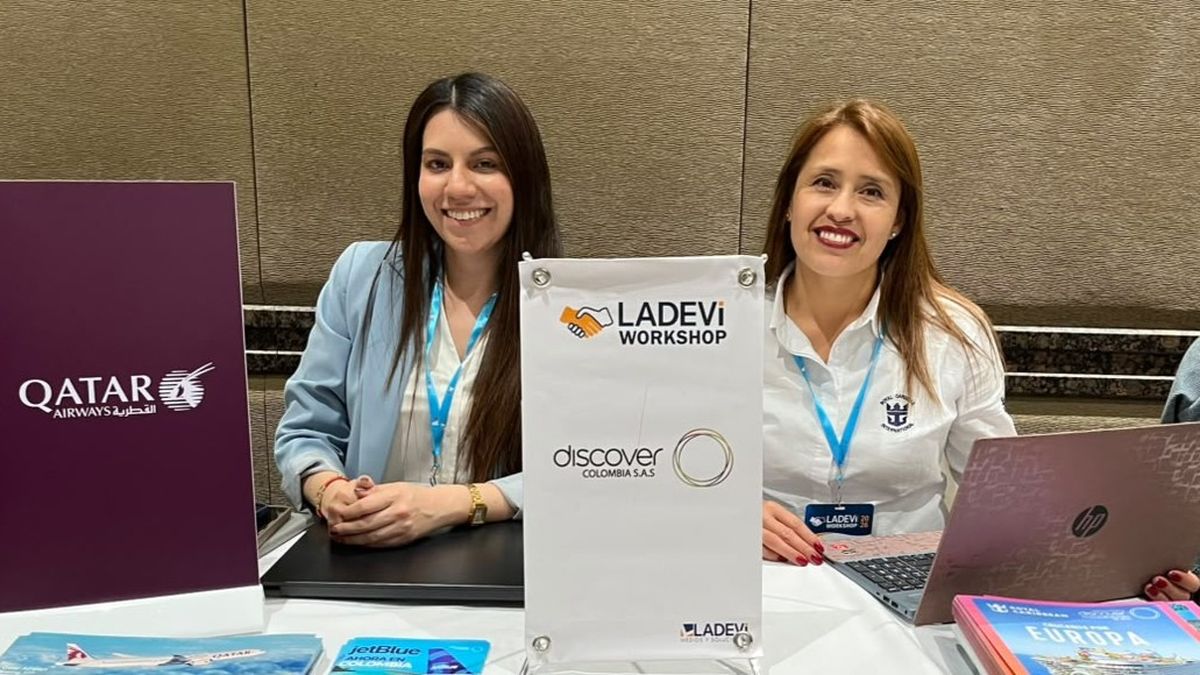 Paola Andrea Mora, de Qatar Airways, y Ximena Totena, de Discover Colombia, durante el Ladevi Workshop Bogotá 2026-2.